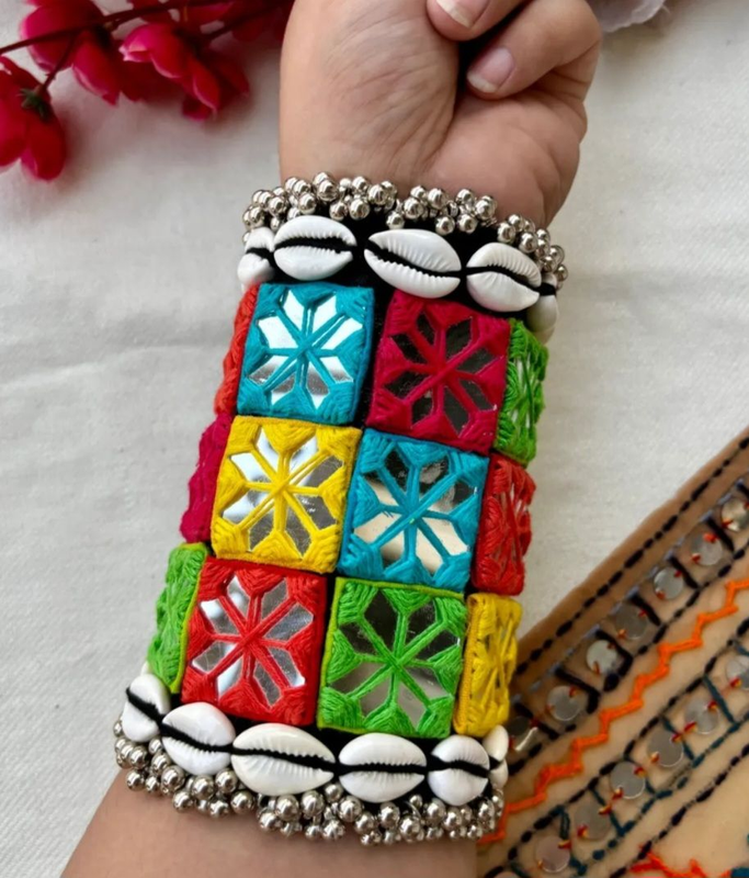 Mirror Handkada [handcuff]